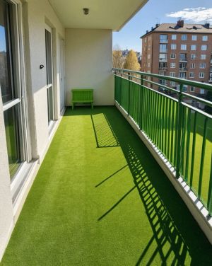 Tráva poslúži krásne aj na balkóne